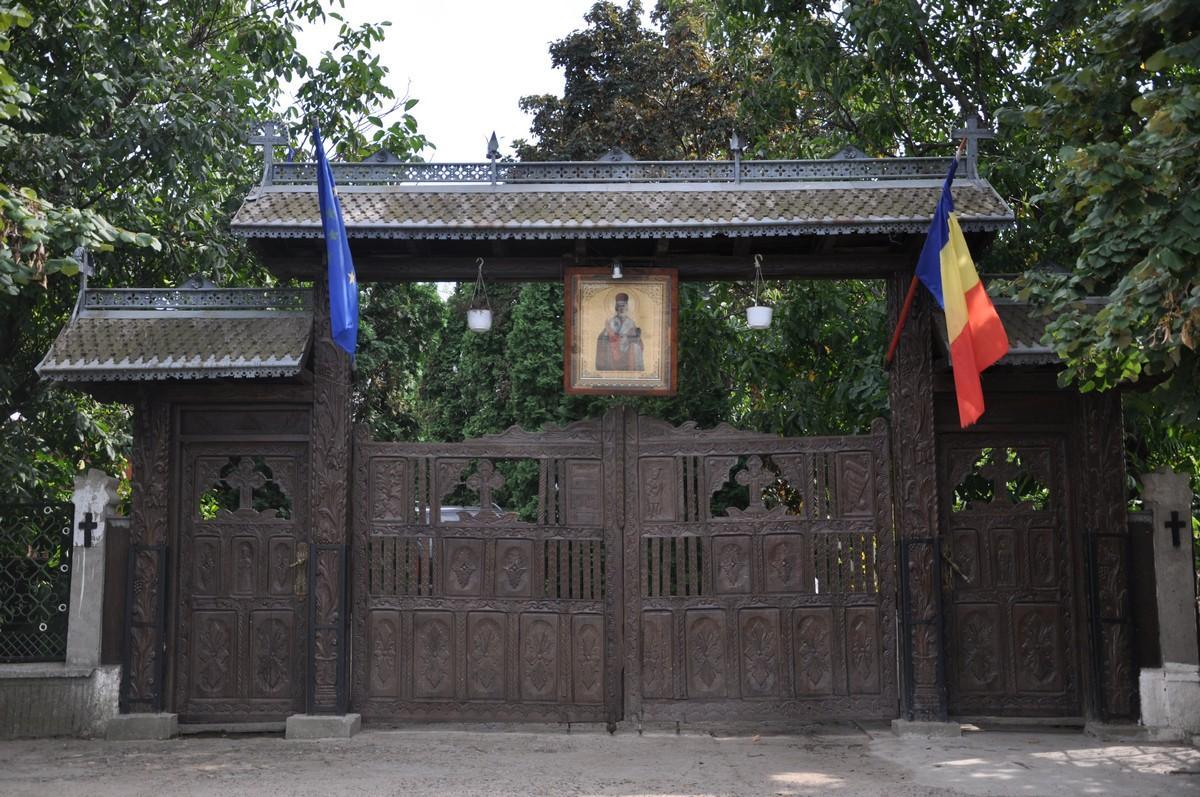 Poarta bisericii parohiale din Andrieşeni 